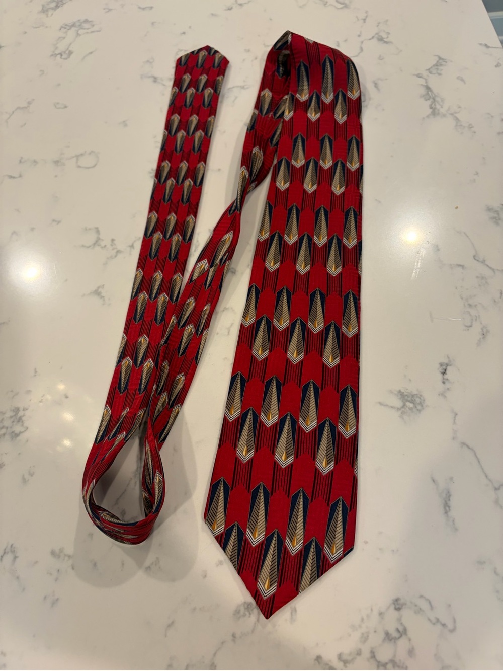 Men's Red Geometric Silk Tie - Classic Pattern